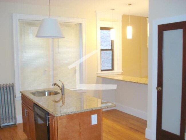 Foto del edificio - AWESOME 4 BED 3 BATH IN BROOKLINE!!!!!!