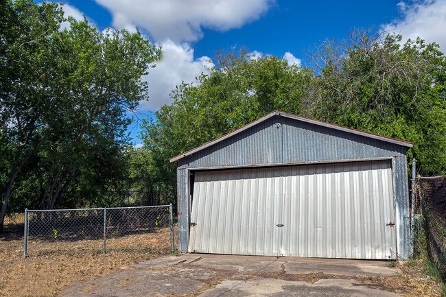 Building Photo - 1329 5th St