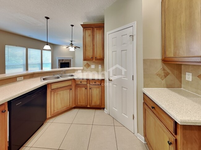 Building Photo - 625 S Tree Garden Dr