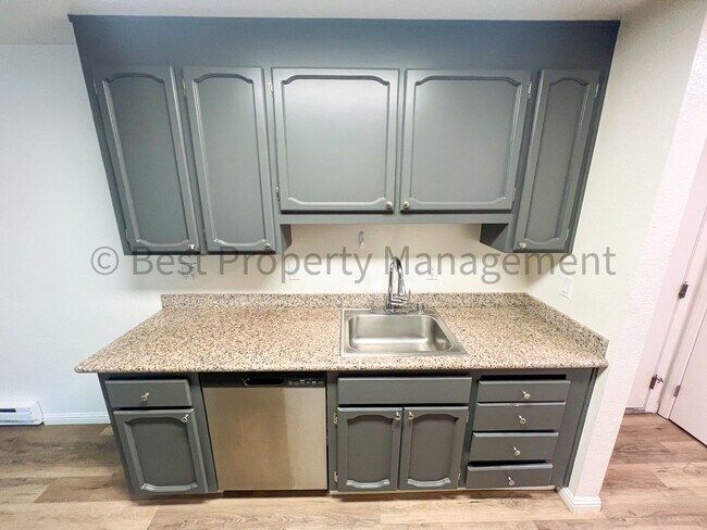 Foto del edificio - Cozy 2 Bedrooms; 1 Bathroom Condo in Warm ...