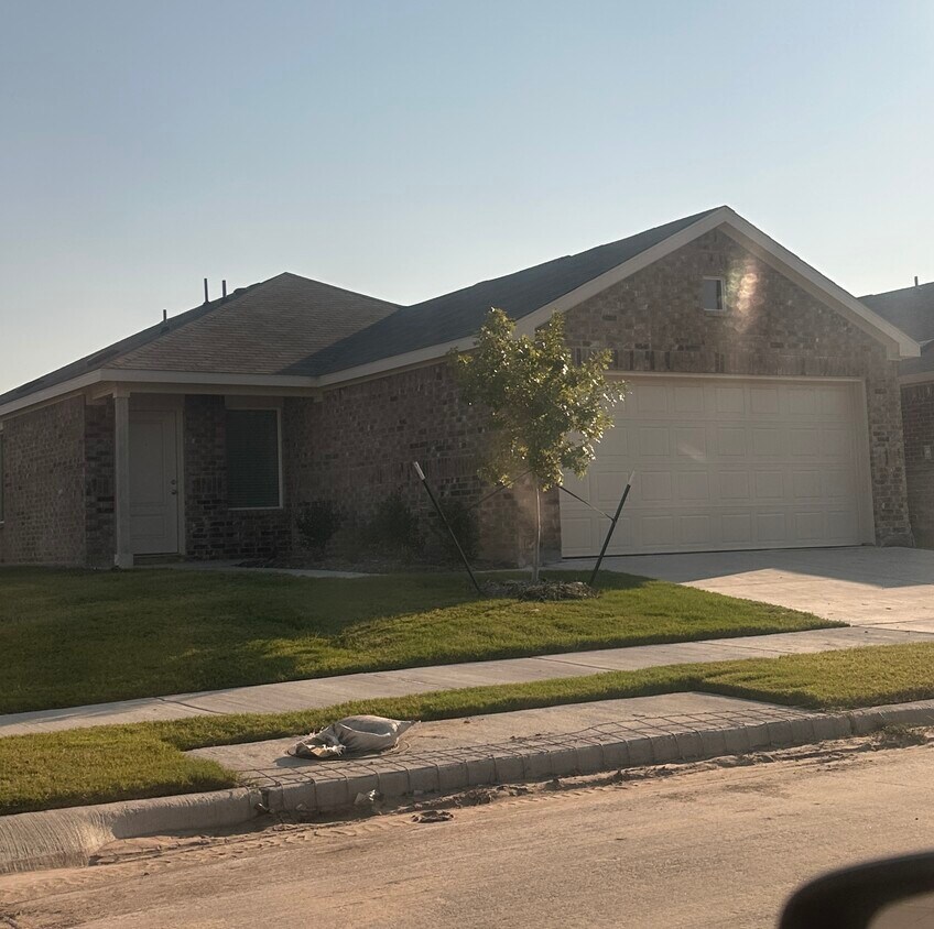 Foto principal - 905 Shady Oaks Dr