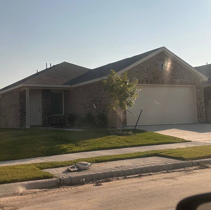 Primary Photo - 905 Shady Oaks Dr