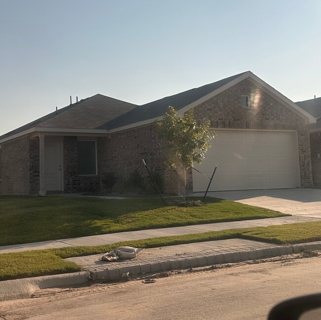 Building Photo - 905 Shady Oaks Dr