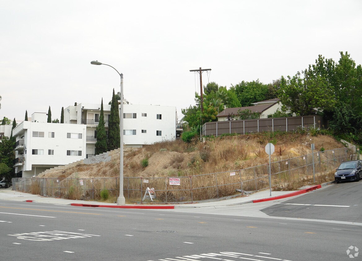 Primary Photo - 1636 S Beverly Glen Blvd