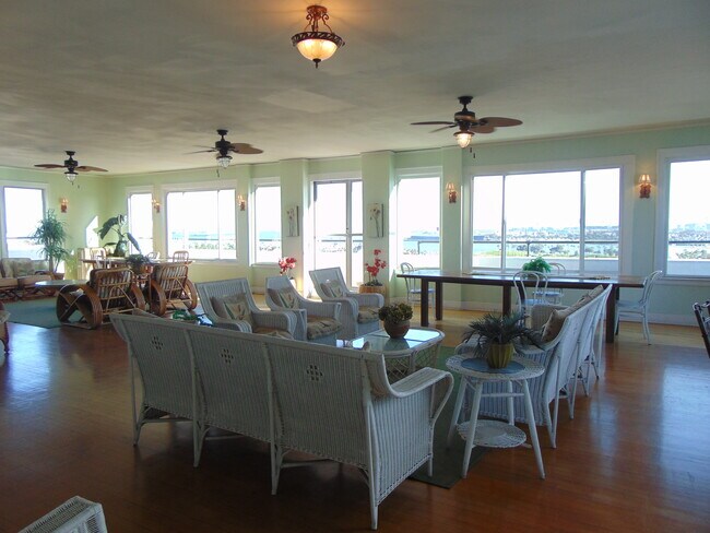 Foto del edificio - 360 W Ocean Blvd