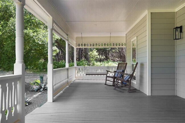 Building Photo - 11505 SW Oaks