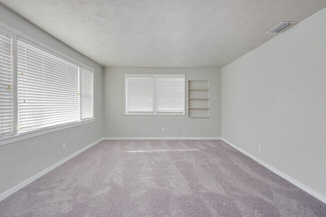 Building Photo - Newly Renovated 2 Bed 1 Bath Beachside Home