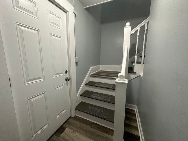 Building Photo - Huang Elm St Duplex