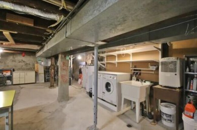 Building Photo - 241 Lebreton St N