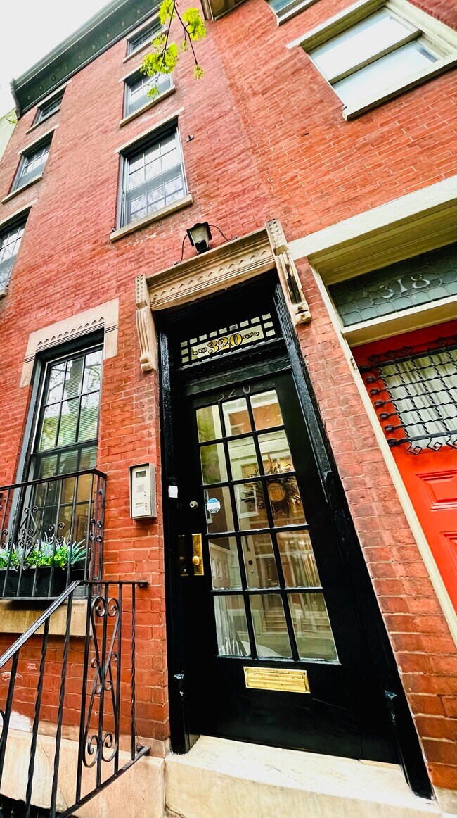 Triplex histórico en el corazón del centro de la ciudad - 320 S 16th St