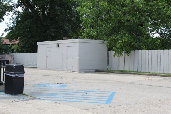Building Photo - 212 Southwest Evangeline Thruway - 1