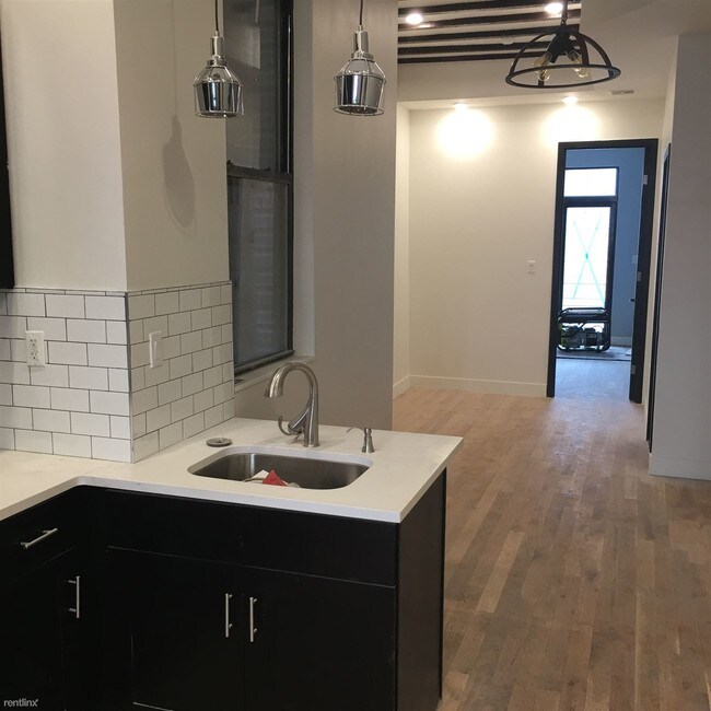 Building Photo - 3 br, 1.5 bath  - 398 Crescent St Duplex