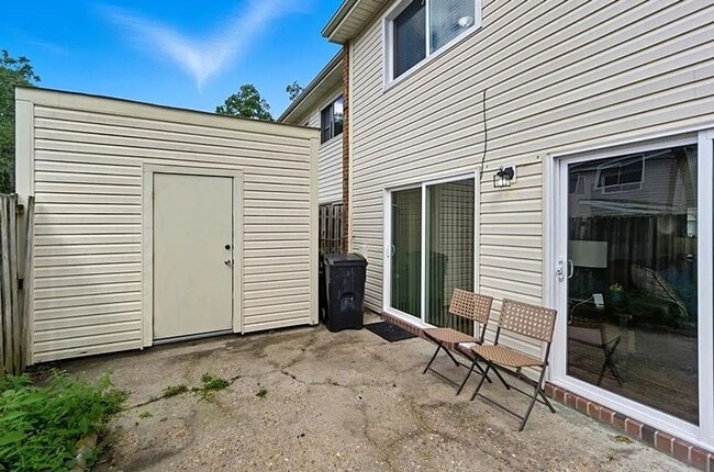 Building Photo - Beautifully Updated 3-Bedroom Townhouse in Virginia Beach