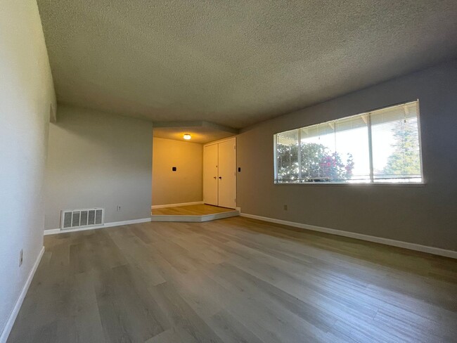 Foto del edificio - Updated 3-Bedroom, 2-Bathroom Single-Story...