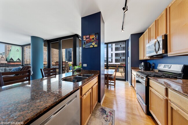 Building Photo - 210 S Desplaines St
