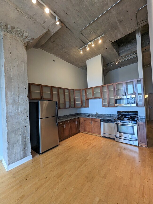 Building Photo - 320 E 21st St