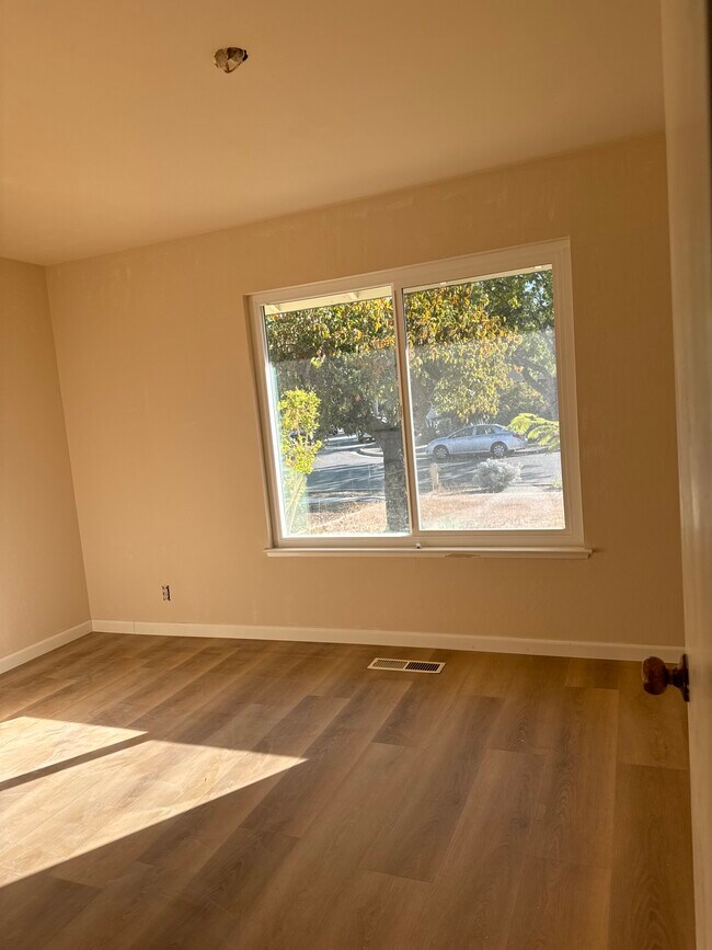 Building Photo - 379 Henderson Dr