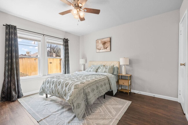 Building Photo - 1004 E Powell Ave