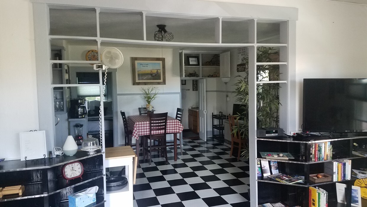 Renovated. Furnished. Funky! - 420 Knight St