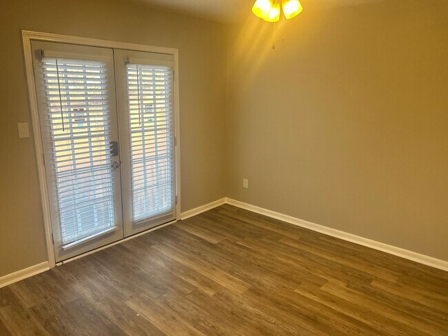 Foto del edificio - 2309 Evelyn Ln