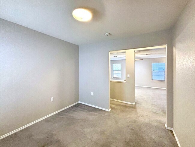Foto del edificio - 8432 Fall Meadow Ln