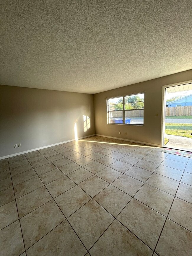 Building Photo - MOVE IN SPECIAL-Nice 2/1 Duplex Home for Rent in St. Cloud