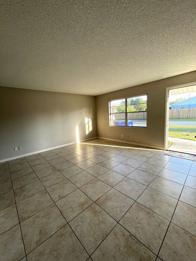 Foto del edificio - MOVE IN SPECIAL-Nice 2/1 Duplex Home for Rent in St. Cloud