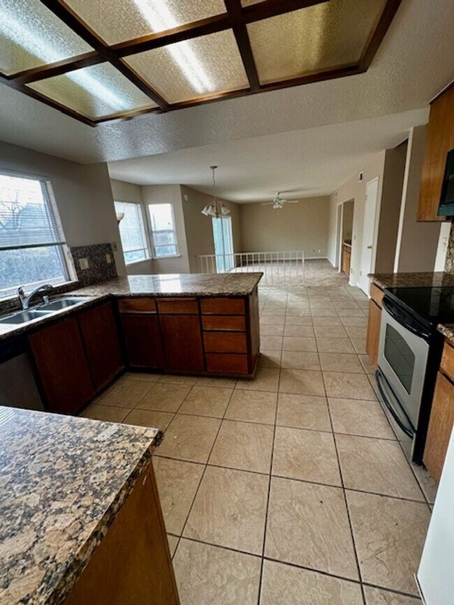 Foto del edificio - 4 bedroom 3 bathroom in Tracy