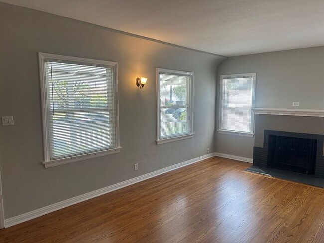 Building Photo - 825 N Frederic St