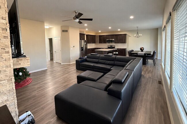 Building Photo - 13776 Grandeur Ave