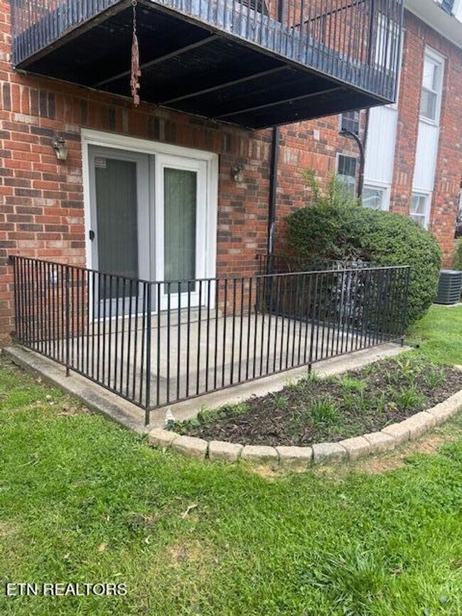 Building Photo - Knoxville 37918 - 2 bedroom, 1 bath Condo ...