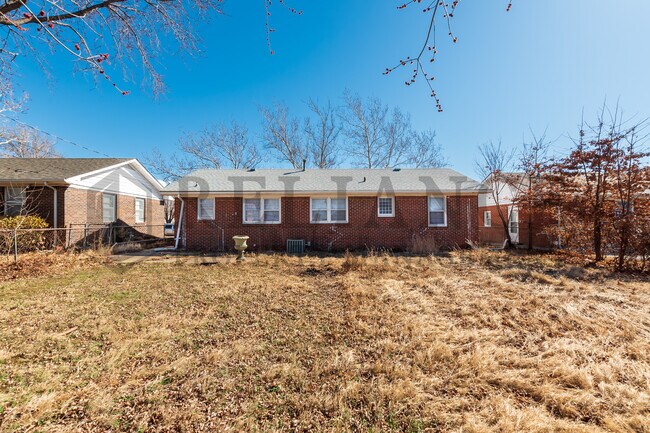 Building Photo - 907 S Drury Ln