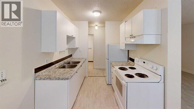 Photo du bâtiment - 9515-9100 100 Ave.