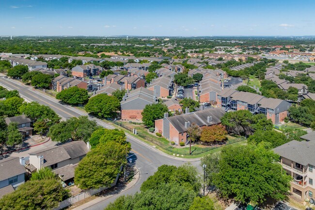 Foto del edificio - Oaks of Northgate Apartment Homes