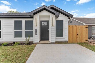 Building Photo - 9005 Nyssa St