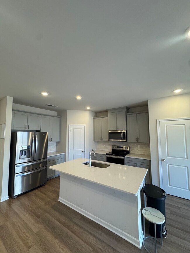 Foto del edificio - 1066 Plumcrest Dr