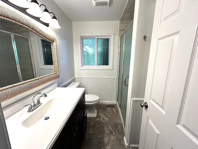 Foto del edificio - Charming upstairs Guerneville duplex. This home is close to town and has river access