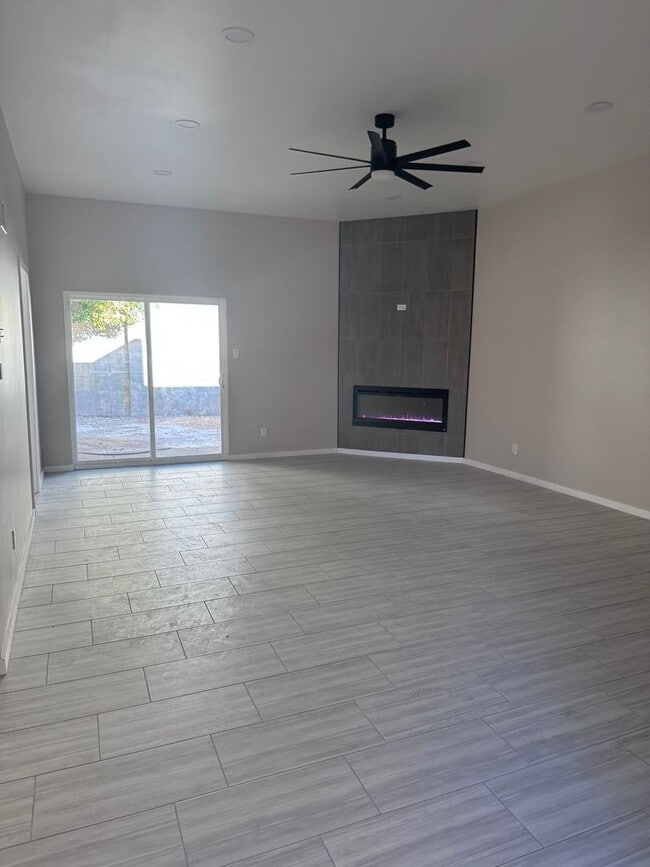 Foto del edificio - Foothills Townhouse 2/BD 2/BA 2/CG