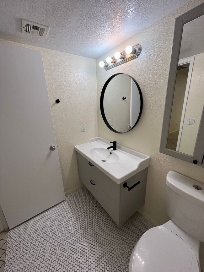 Foto del edificio - 1201 S McClintock Dr