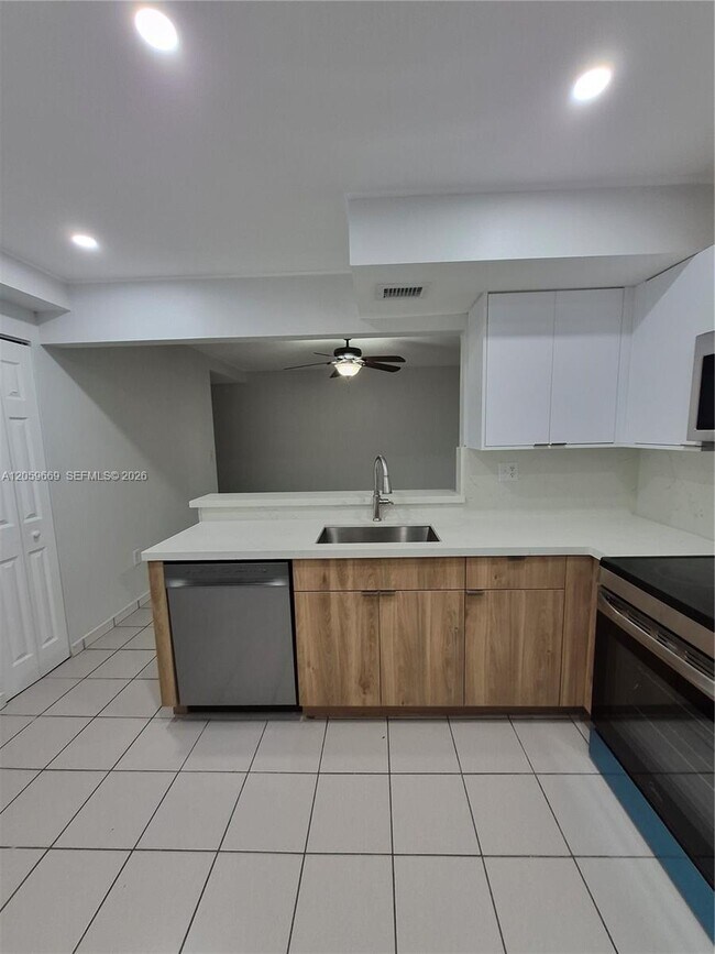 Foto del edificio - 9447 Fontainebleau Blvd