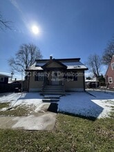 Building Photo - 1001 Southport Ave