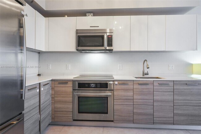 Building Photo - 1300 Brickell Bay Dr