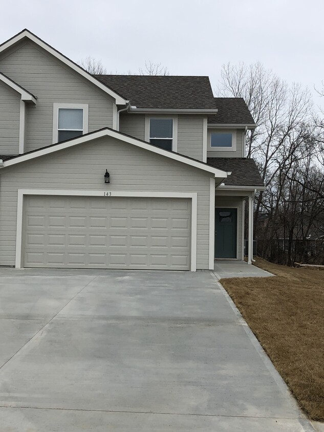 Exterior View - 203 N McGee St