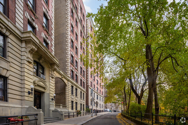 Foto del edificio - 200 Riverside Dr