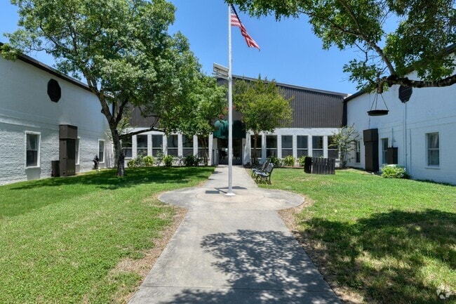 Building Photo - Silver Oaks Villas