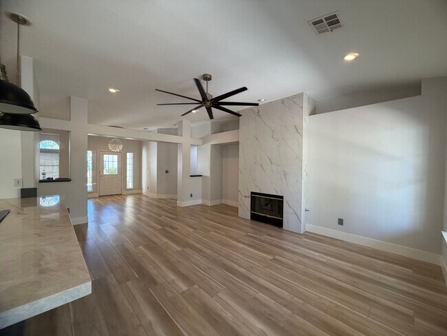 Foto del edificio - BEAUTIFULLY UPGRADED SINGLE FAMILY HOME - 3 BEDROOM, CORNER LOT WITH VAULTED CEILINGS