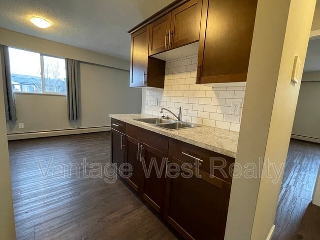 Building Photo - 235-235 Husch Rd