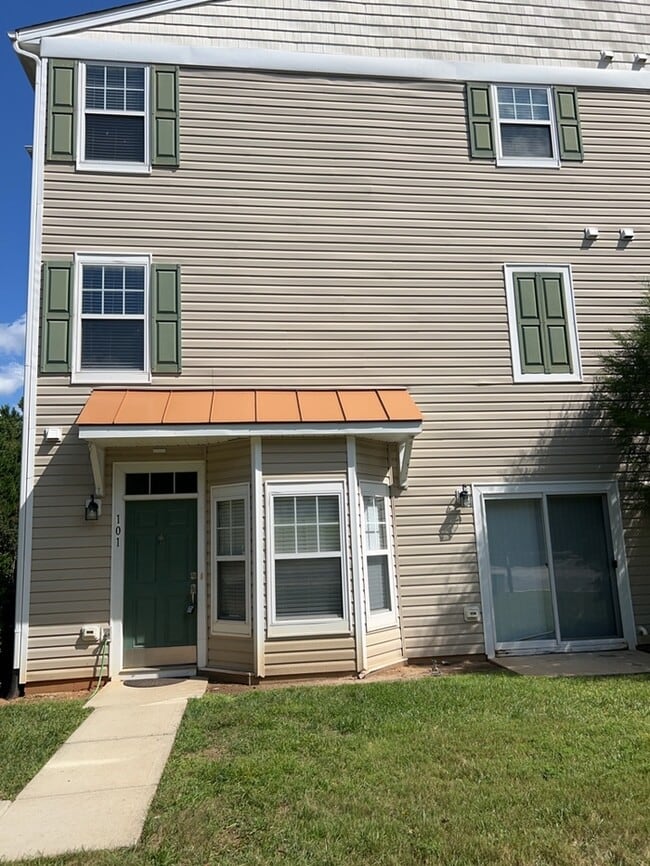 Building Photo - 2211 Valley Edge Dr