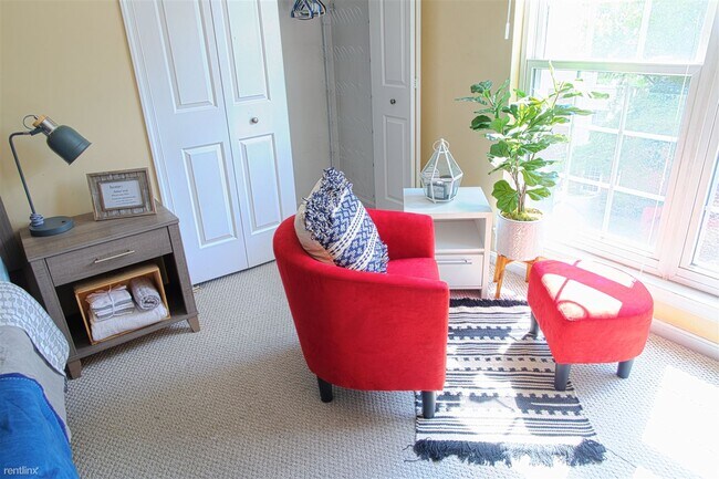 Building Photo - Room for Rent, 1 bath Condo - 244 South Re...