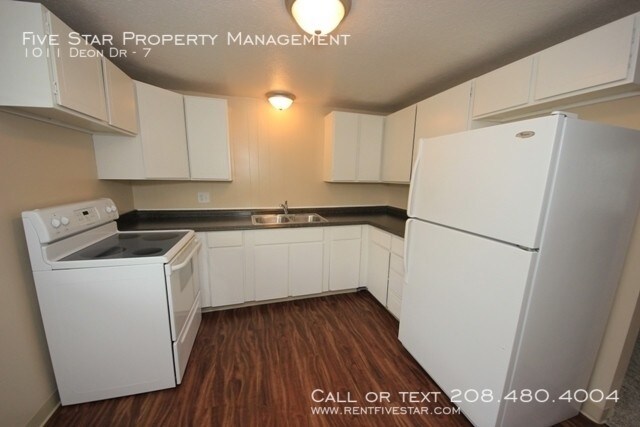 Building Photo - 1011 Deon Dr